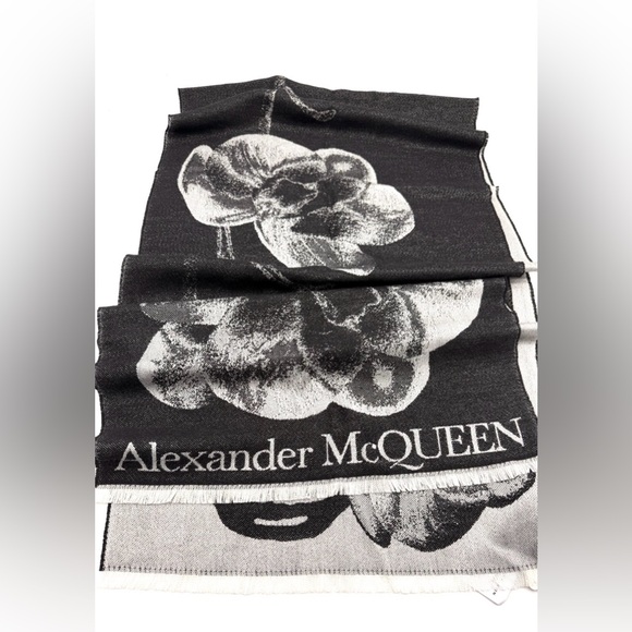 Alexander Mcqueen Skull Jacquard Wool & Silk Scarf - Picture 4 of 6